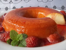 Pudim de iogurte com calda de morango