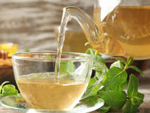 Nutricionista indica chá de duas ervas queridinhas para aliviar cólicas e eliminar gases