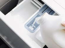 Com quantos anos você descobriu que colocar mais sabão na máquina não significa roupa mais limpa?