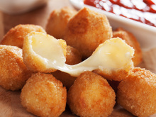 Bolinha de queijo com apenas 3 ingredientes e que dá para fazer até na airfryer fica crocante por fora e queijudo por dentro