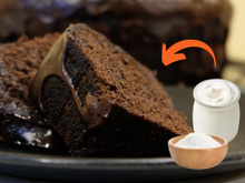 Coloque iogurte e bicarbonato de sódio no bolo de chocolate e veja a mágica acontecer