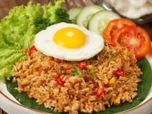 O arroz com ovo pode superar os benefícios da carne vermelha? Prato popular tem alto valor nutricional