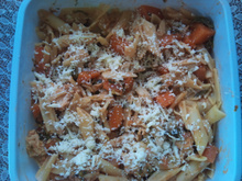 Penne com brócolis, cenoura e peito de frango