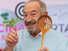 Karlos Arguiñano, 77 anos: "Tomo café com leite, pão com azeite e frutas no café da manhã e faço 45 minutos de alongamento. Levanto às 6h30."