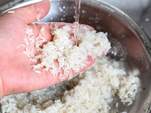 Lavar arroz é realmente necessário? Entenda de uma vez por toda quais são as vantagens e desvantagens do hábito