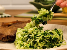 Pouca gente sabe, mas o segredo do arroz de brócolis bem verdinho está em um ingrediente simples que todo mundo tem em casa