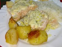 Salmão delicioso ao molho de camarão com catupiri