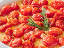 Salada de tomate-cereja e alho assada no forno: um acompanhamento perfeito para qualquer refeição