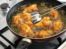 Chega de fogão engordurado: esse é o truque rápido para evitar respingos durante a fritura, funciona sempre