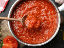 Nem açúcar, nem cenoura: aprendi (finalmente!) a tirar a acidez do molho de tomate com o ingrediente certo