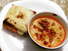 Sopa creme de tomate com croque monsieur