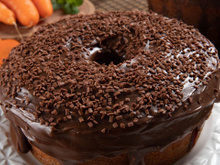 Nem dá pra acreditar que esse bolo de cenoura com chocolate fica pronto em 10 minutos e sai perfeito toda vez!