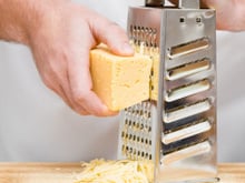 Mulher descobre o jeito certo de ralar queijo: "É tão simples que sinto que a minha inteligência está sendo testada”