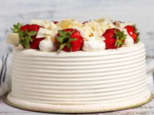 Passei muito mal após comer um bolo de brigadeiro branco com morango e descobri os perigos de sobremesas com frutas: saiba como evitar a intoxicação alimentar