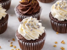 Perigo escondido no glitter de bolos e doces: por que só se fala nisso nas redes sociais e o que é verdade sobre o alerta da vez