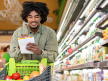 Segundo a psicologia, pessoas que escrevem sua lista de compras no papel em vez de usar o celular não são antiquadas, mas seu processamento mental é diferente