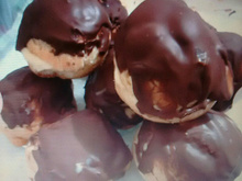 Carolina com cobertura de chocolate, recheada com sorvete ( profiterólis)