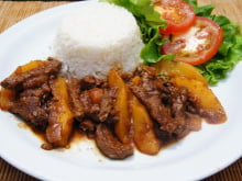 Iscas de carne com pêssegos frescos