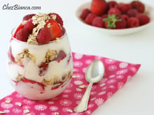 Parfait de iogurte com aveia, mel e morangos