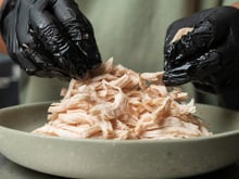 Nunca mais sacudi a panela para desfiar frango: o truque simples que aprendi com uma chef