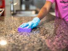 O resultado é garantido: como tirar mancha do mármore com produtos que você já tem em casa