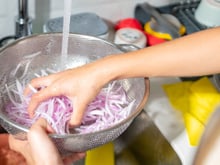 O truque que aprendi para deixar a cebola mais suave e saborosa mudou minhas saladas e refogados