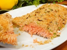 Como consegui fazer um salmão assado suculento com crosta panko crocante sem ressecar a carne em nenhuma mordida