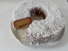 Bolo com cobertura de coco