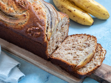O pão de banana fica perfeitamente úmido sem dourar demais graças a um ingrediente extra