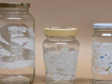 É só borrifar por cima de um papel-toalha para remover etiquetas coladas em potes