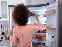 7 jeitos de tirar o cheiro ruim da geladeira: bicarbonato, café, carvão e mais!