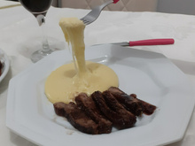 Aligot (purê de batatas com queijo)