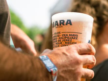 O modelo de copos recicláveis ​​dos festivais é um fracasso, exceto pelo fato de cobrarem mais: "Um copo não é reutilizável só porque é mais grosso."