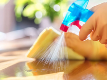 Qual é o propósito de colocar um copo de água, vinagre e orégano em sua casa e como isso melhora a limpeza?