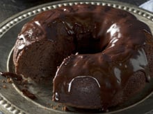Bolo de chocolate com flocão muito fofinho e com calda cremosa, sem glúten e sem lactose