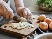 Esse é o melhor truque para cortar cebola sem chorar: nunca mais tive esse problema na cozinha