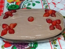 Bolo gelado de chocolate com morangos