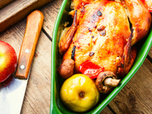 Frango inteiro assado com maçã