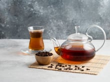 6 motivos para incluir o chá de cravo-da-Índia na rotina (e como fazer!)