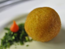 Bolinho de mandioca com recheio de carne seca