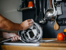 Como limpar panela antiaderente queimada: confira dicas incríveis