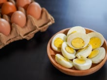 Todo mundo faz, mas aqui está por que você nunca deve colocar ovos quentes em água fria