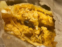 Barata viva no recheio do pastel: lanchonete é interditada após cliente encontrar inseto no lanche