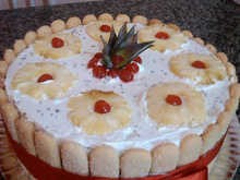 Bolo de abacaxi com recheio de Leite condensado