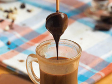 Chocolate quente no palito é o preparo diferente, cremoso e perfeito para os dias frios!