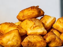 Bolinhos fritos que não são fritos: a receita saudável que fica pronta em minutos e tem o mesmo sabor dos clássicos