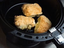 Não precisa ir à padaria, nem ao mercado: pãozinho de maisena na airfryer é a receita que o padeiro não quer que você descubra!