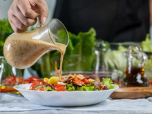 Nem toda salada é saudável: esses são os melhores e os piores molhos que você pode escolher para o seu prato