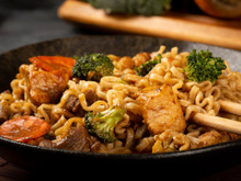 O segredo do yakisoba de restaurante: o truque no molho que poucos conhecem