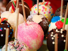 Maçã do amor de chocolate simples e decorada com a cor que quiser mais fácil do que fazer caramelo